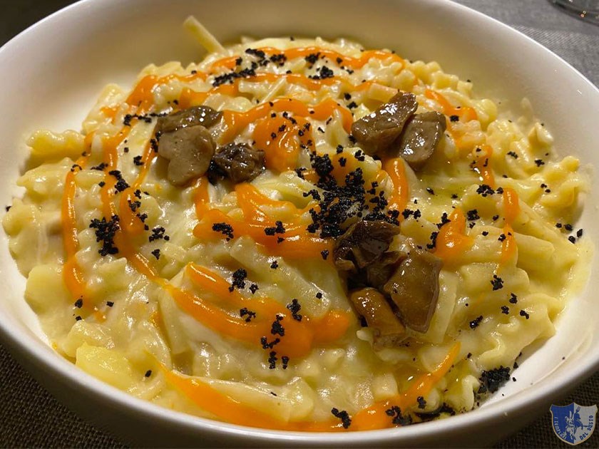 Pasta e patate con crema di carota polvere di olive nere e fungo porcino