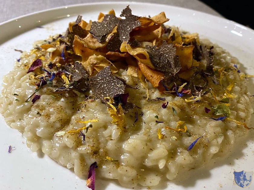 Risotto acquerello mantecato al topinambur con polvere di funghi porcini e tartufo nero di Bagnoli Irpino