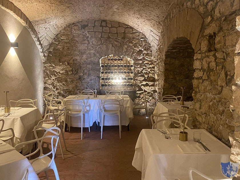 Sella Bistrot Taurasi Av Un angolo della suggestiva sala Cantina in pietra