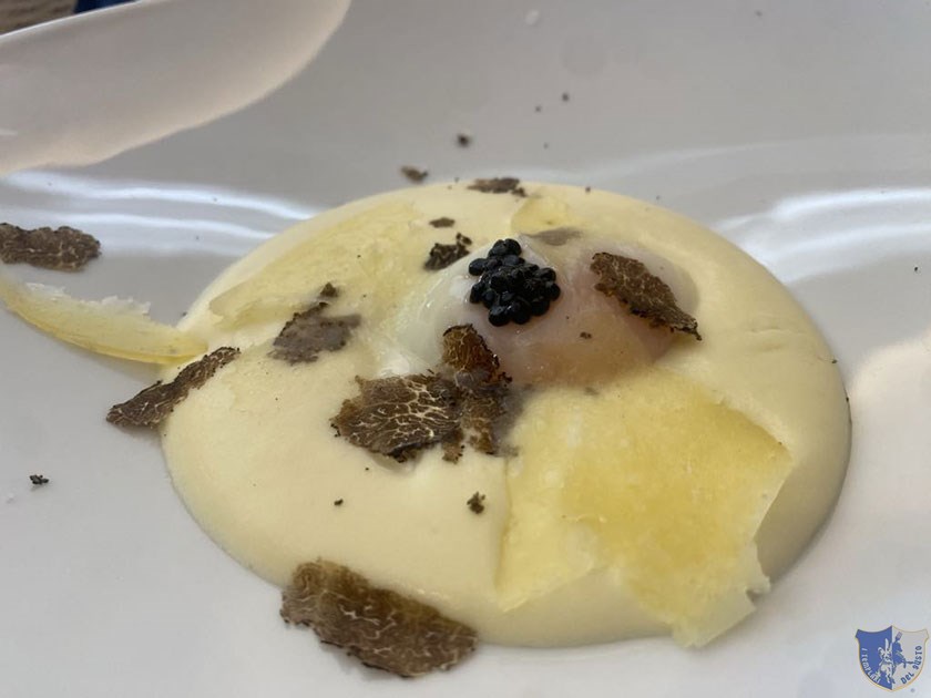 Uovo poche con spuma di patate tartufo irpino e caciocavallo