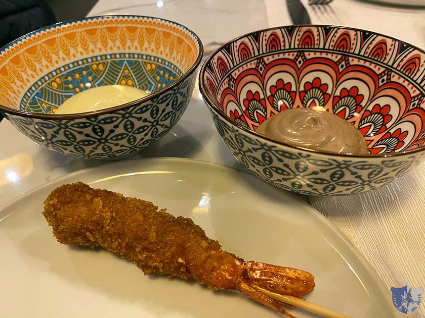 Gamberone panato ai cornflakes con salsina al limone e mayo allaglio nero
