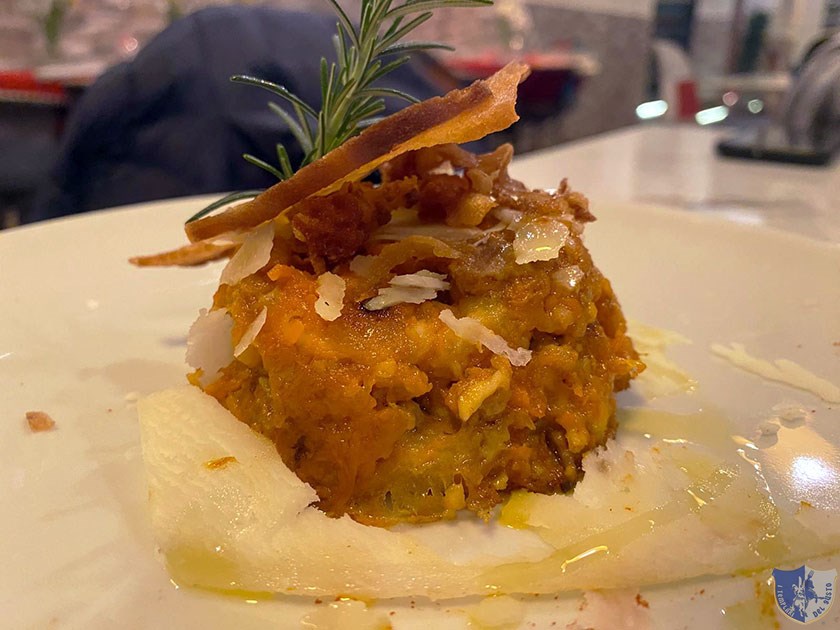Tortino di zucca con pane croccante salsiccia provola scaglie di caciocavallo irpino e guanciale croccante