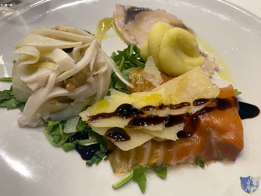Julienne di seppia con finocchio e noci salmone marinato a secco con rucola scaglie di grana e aceto balsamico velo di spada con soffice di patata