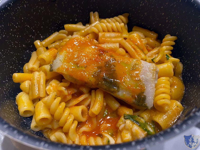 Pasta mista a mare con zuppa di pesce