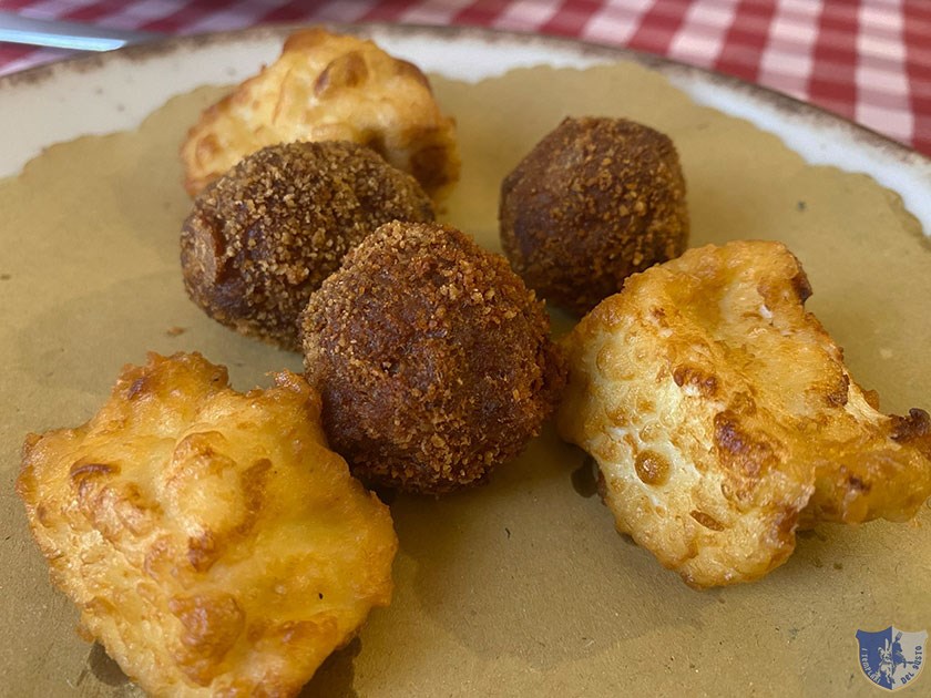 Bocconcini di ricotta fritta in pastella e polpettine fritte