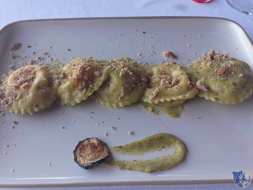 Ravioli ripieni di ricotta fatti a mano con crema di zucchine basilico e taralli sbriciolati