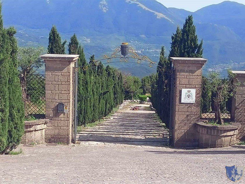 Il maestoso ingresso di Tenuta Vittoria a Caposele