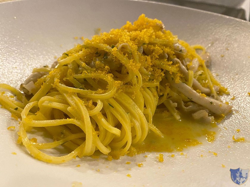 Tajarin alluovo aglio olio e peperoncino con cannolicchi polvere si bottarga e zest al limone