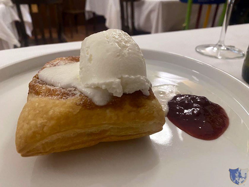 Tarte tatin alle pesche con gelato al fiordilatte e crema ai frutti di bosco