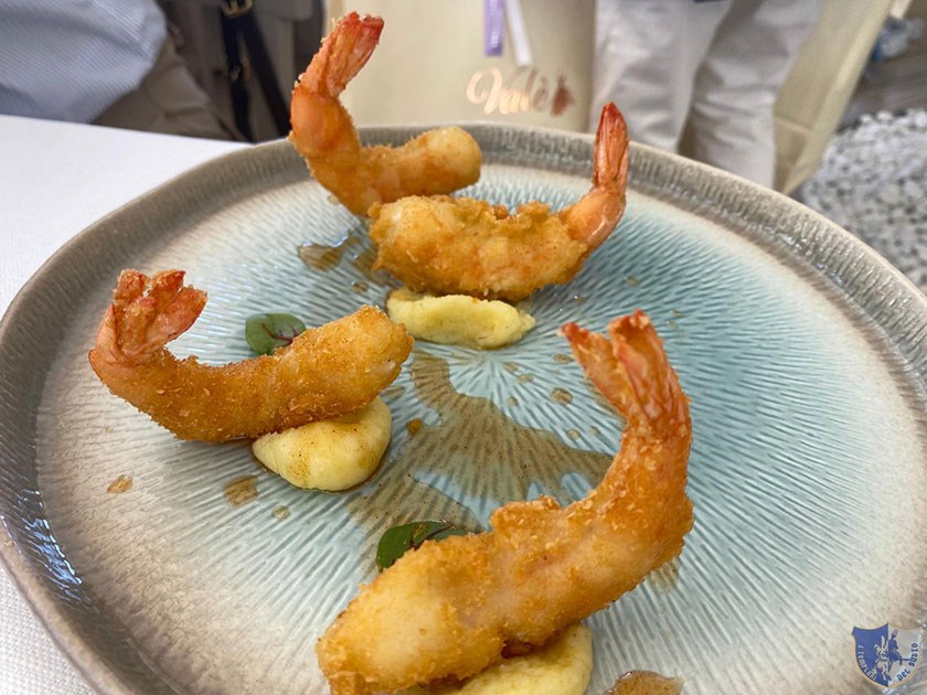 Gamberi croccanti con crema di patate aromatizzate al limone e salsa agrodolce