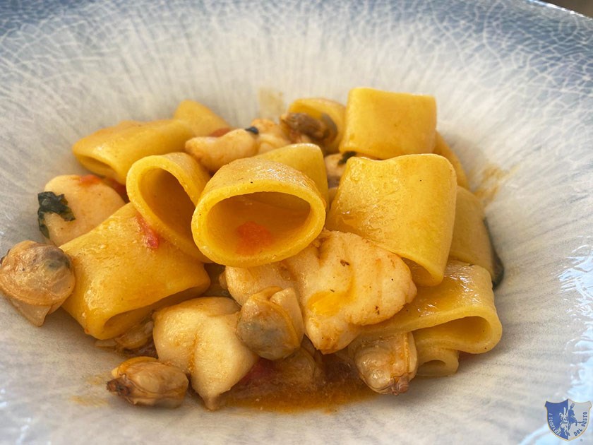 Mezzi paccheri con pescatrice e vongole