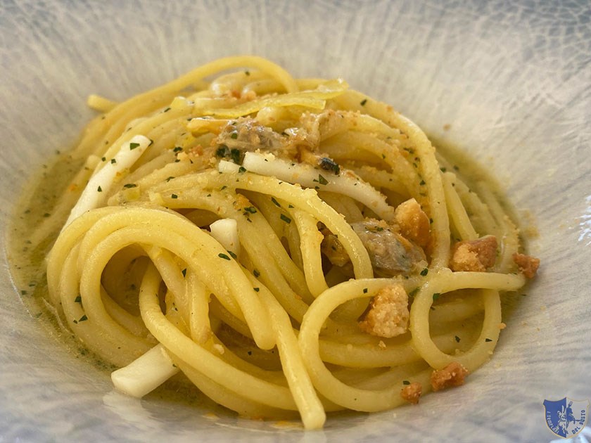 Spaghettoni con vongole calamari zest di limone candito e tarallo sbriciolato