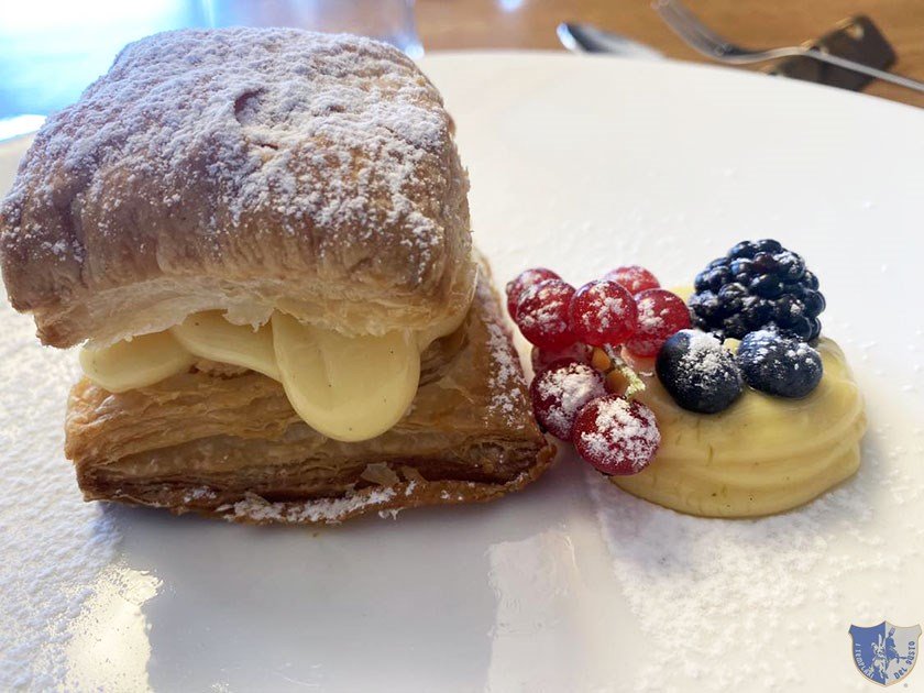 Millefoglie con crema pasticcera e frutti di bosco