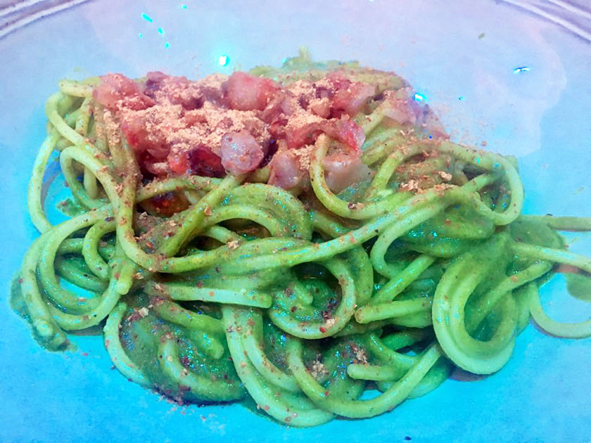 Spaghettoni con crema di broccoli, colatura di alici di Cetara e tartare di gamberi crudi