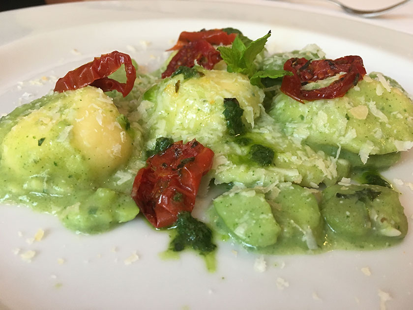 Ravioli fatti da loro ripieni di ricotta con fave, mentuccia, pecorino e qualche pomodorino infornato