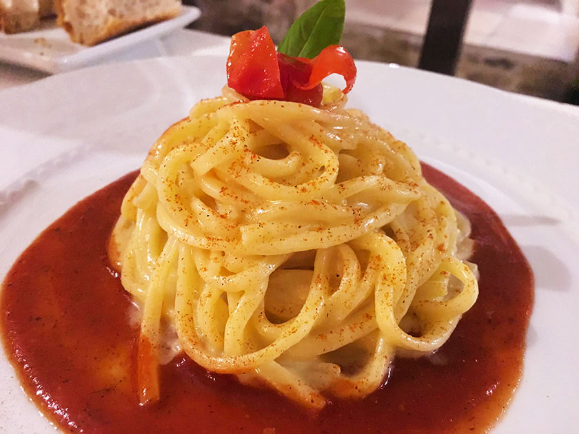 Troccoli con crema di cacio ricotta e peperoncino su salsa di pomodoro grigliato