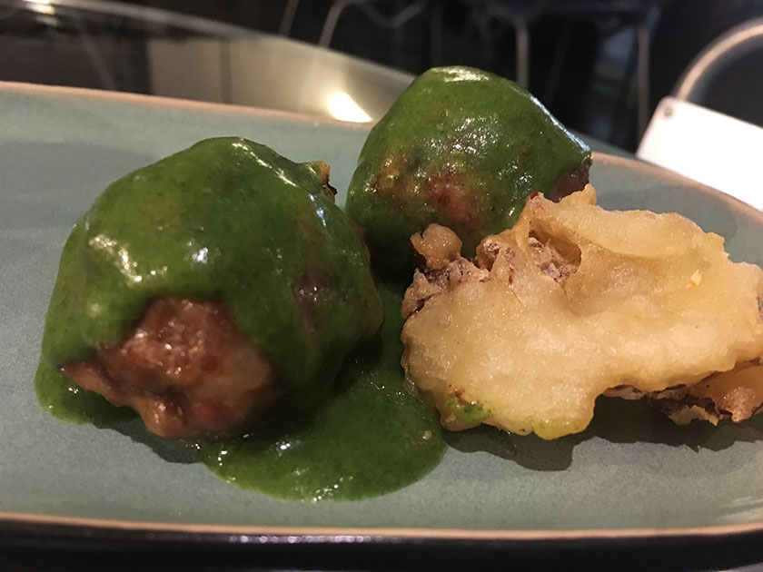 Polpette di marchigiana con il cuore di gorgonzola con composta di mela verde e spinaci saltati