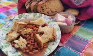 La zuppa di fagioli di cera con cipolla di Alife e pane