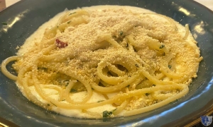 Hosteria Lu vic p&#039;dent. Bojano (Cb) - Spaghetto dell&#039;Hosteria. Aglio olio e peperoncino su fonduta di caciocavallo e crumble di tarallo. 