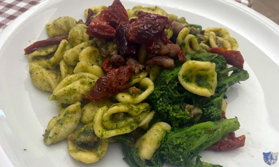 Piana delle Mandrie. Bovino (Fg) - Orecchiette con broccoli salsiccia croccante e pomodori secchi