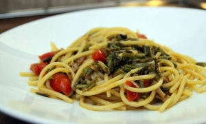 Spaghetti con asparagi, pomodorini di Corbara e guanciale