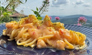 Chitarrine con gamberi scottati e pistacchi su salsa al limone - Ristorante del Borgo. Castel di Sasso (Ce).