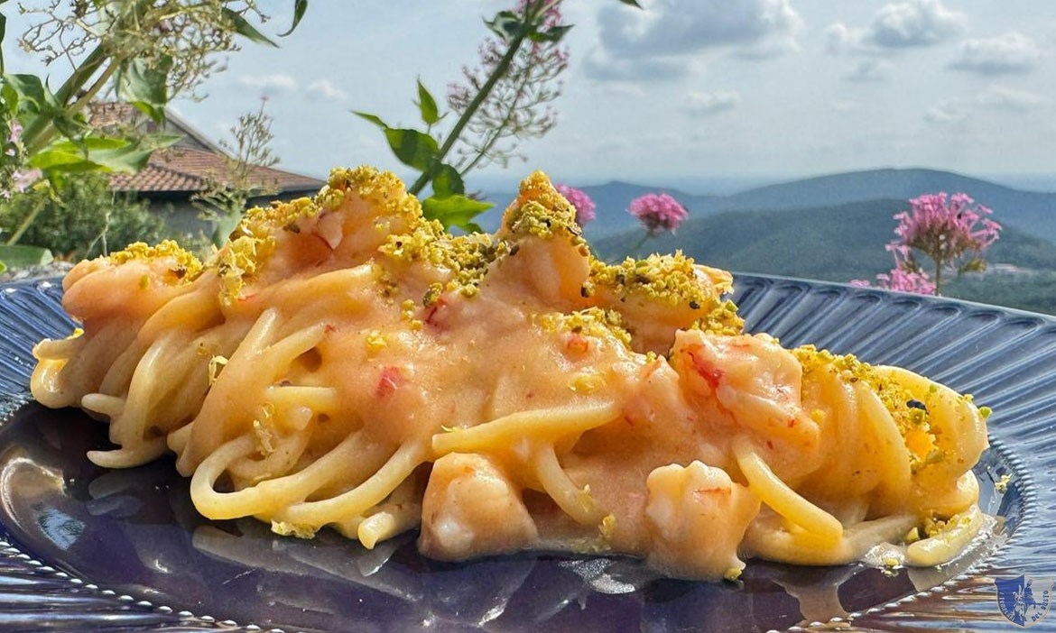 Chitarrine con gamberi scottati e pistacchi su salsa al limone.
