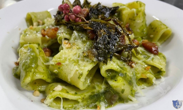 Calamarata con cime di rapa, guanciale, provolone del Monaco e pinoli