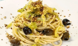 Spaghetti con verza, olive taggiasche e briciole di pane