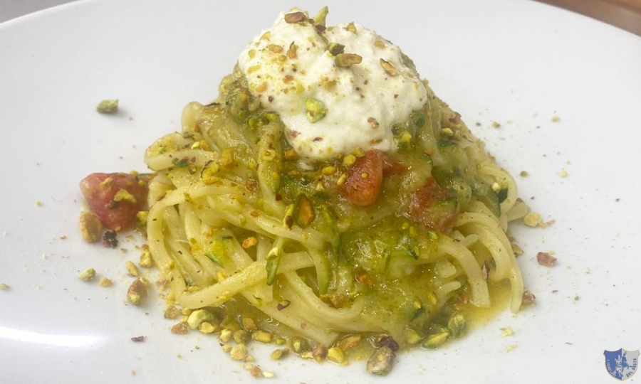 La Pignata. Ariano Irpino (Av) - Trenette all&#039;uovo alla Nerano a modo mio con crema di zucchine, fiori di zucca, pomodorini, stracciatella e pistacchio salato