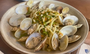 Ristorante Hotel Mirabella. Mirabella Eclano (Av) - Spaghettone fatto in casa con vongole veraci e fiore di zucca e pinoli.