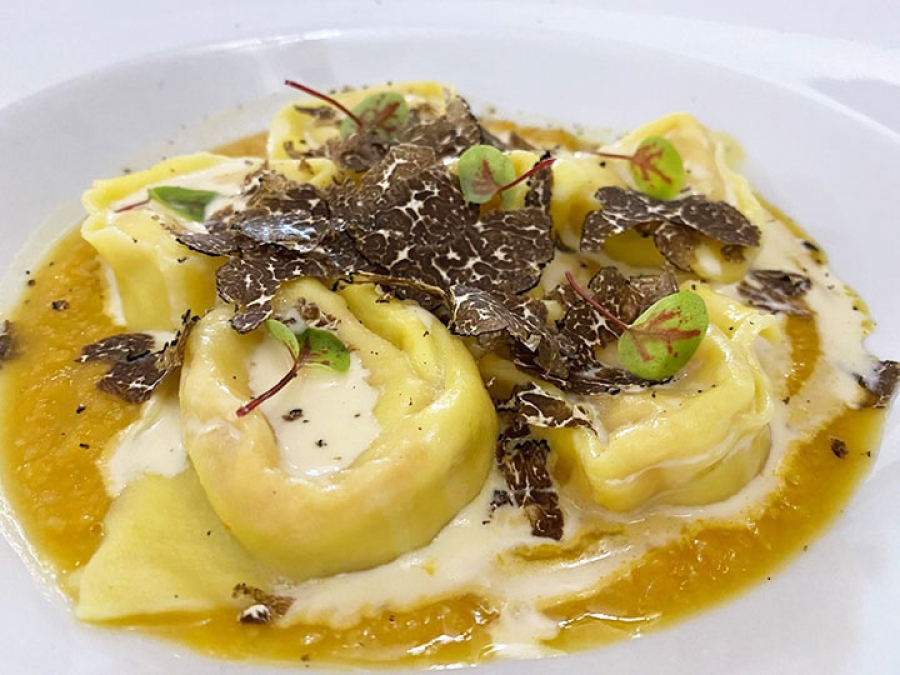 Ristorante La Pignata - Ariano Irpino (Av) - Tortelli di zucca e amaretto su vellutata di ceci e zucca con fonduta di pecorino e tartufo