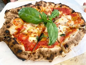 Pane-e-Salute-Orsara-di-Puglia-La-pizza-di-Angelo-di-Biccari-fatta-con-l&#039;impasto-del-pane