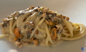 Hosteria Le Gourmet. Sperone (Av) - Spaghetti cacio e pepe con menta e cozze.