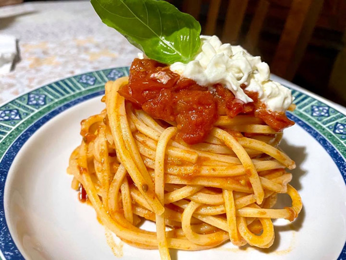 Spaghetti con pomodorini e stracciata di bufala