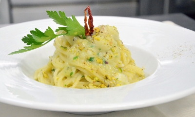 Spaghetti aglio, olio, peperoncino e baccalà mantecato con granella di pistacchio