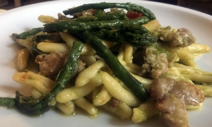 Ristorante La Cantina. Bovino (Fg) - Cavatelli con asparagi, salsiccia e pomodorini
