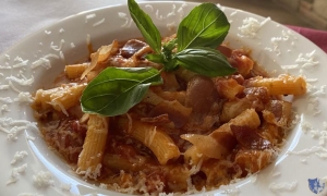 Amaranto Agriturismo. Sant&#039;Agata de&#039;Goti - Maccheroncini rigati con battuto di guanciale, pomodoro pelato bio della casa e caciocavallo di Agnone