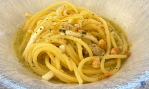 Ristorante Vista Mare. Trani (Bt) - Spaghettoni con vongole, calamari, zest di limone candito e tarallo sbriciolato.