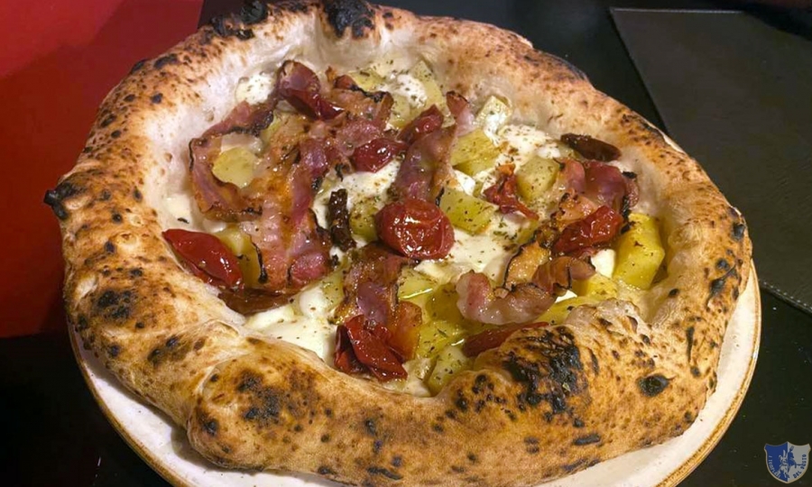 La pizza “Patan ‘o furn ro Vesuvio”. Pizzeria Luigi Cippitelli. San Giuseppe Vesuviano (Na)