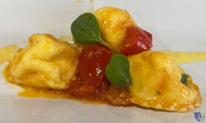 Agriturismo Caseria. Castelfranco in Miscano (Bn) - Ravioli ripieni di ricotta con datterino giallo e pomodorino rosso.
