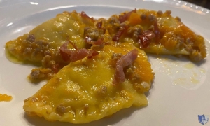 Agriturismo L'Ape Regina. Sant'Agata de' Goti - Ravioli ripieni di ricotta con zucca, speck e carne macinata.