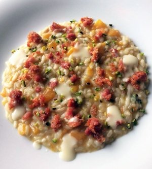 Risotto alla zucca, salsiccia fritta, pistacchio tostato e fonduta di caprino