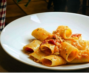 Paccheri con baccalà, pomodorini e pinoli