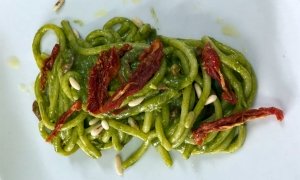 Tonnarelli al pesto di torzella, pomodori secchi e pinoli tostati