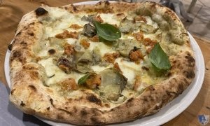 Radici - Pizzeria Agricola. Pietrelcina (Bn) - La Ciciariello con il carciofo di Pietrelcina e la salsiccia rossa di Castelpoto