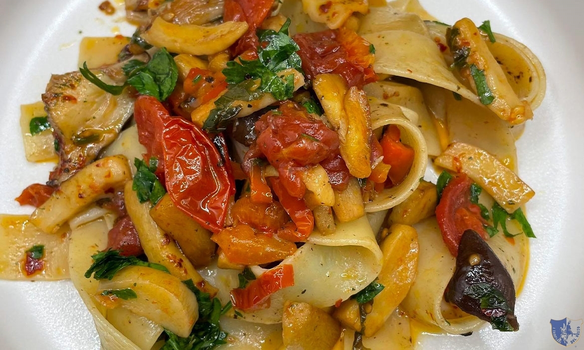 Pappardelle con funghi cardoncelli, pomodori San Marzano e peperoni rossi