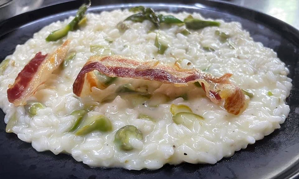 Risotto con asparagi e pancetta croccante