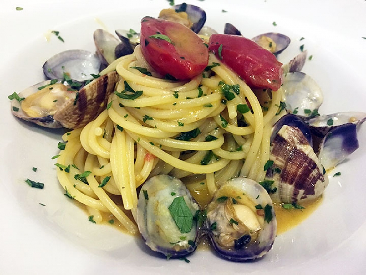 Spaghetti alle vongole con pomodorini