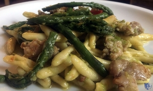 Cavatelli con asparagi, salsiccia e pomodorini